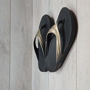 Oofos Women Thong Sandals Slide shoes 7